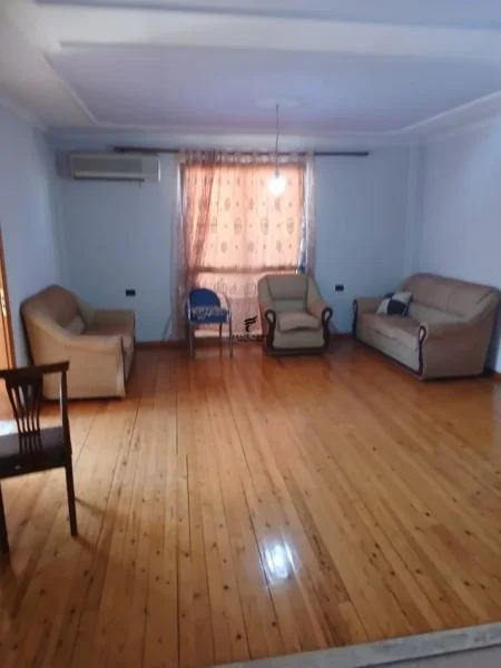 Tirane, jepet me qera Vile 1+1 Kati 4, 60 m² 400 € (NENSTACIONI ELEKTRIK)