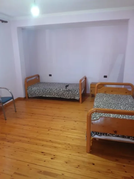 Tirane, jepet me qera Vile 1+1 Kati 4, 60 m² 400 € (NENSTACIONI ELEKTRIK)