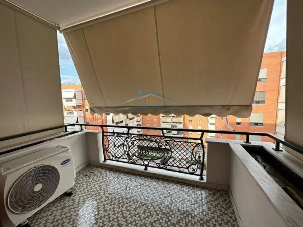 Tirane, jepet me qera apartament 1+1+Ballkon Kati 3, 75 m² 1.000 € (Kompleksi Delijorgji)
