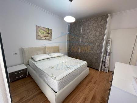 Tirane, jepet me qera apartament 2+1 Kati 5, 1.300 € 