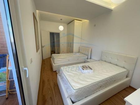 Tirane, jepet me qera apartament 2+1 Kati 5, 1.300 € 