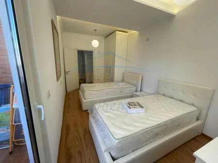 Tirane, jepet me qera apartament 2+1 Kati 5, 1.300 € 