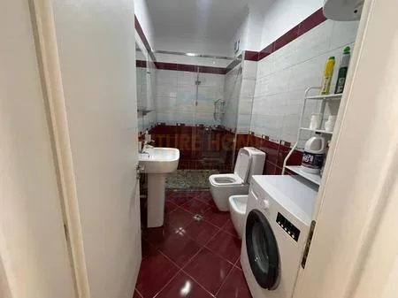 Tirane, jepet me qera apartament 2+1 Kati 5, 1.300 € 