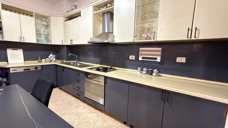 Tirane, jepet me qera apartament 2+1+Ballkon Kati 4, 95 m² 750 € (Komuna Parisit)