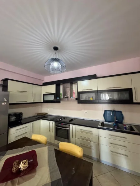 Tirane, jepet me qera apartament 2+1+2, Kati 3, 95 m² 550 € (Unaza e re prane market jata)