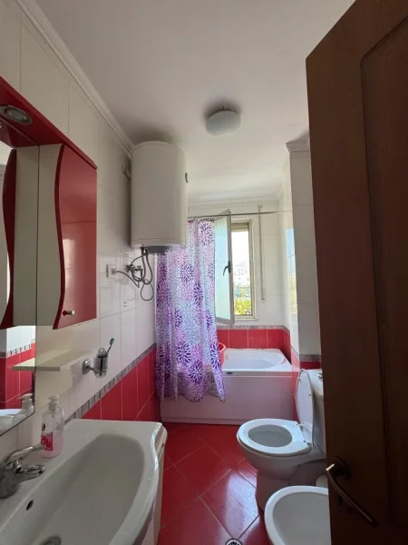 Tirane, jepet me qera apartament 2+1+2, Kati 3, 95 m² 550 € (Unaza e re prane market jata)