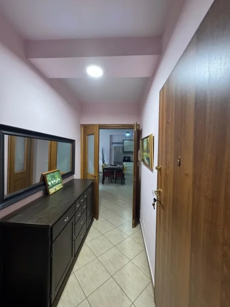 Tirane, jepet me qera apartament 2+1+Ballkon Kati 3, 95 m² 550 € (Unaza e re , market jata)