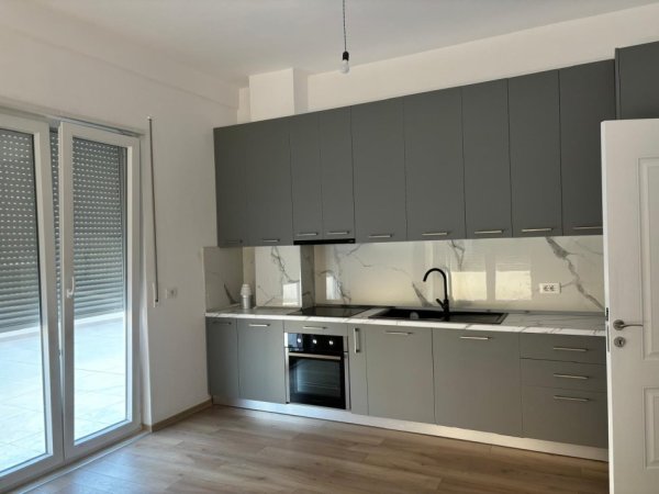 Tirane, shitet apartament 2+1 Kati 2, 210 m² 110.000 € 