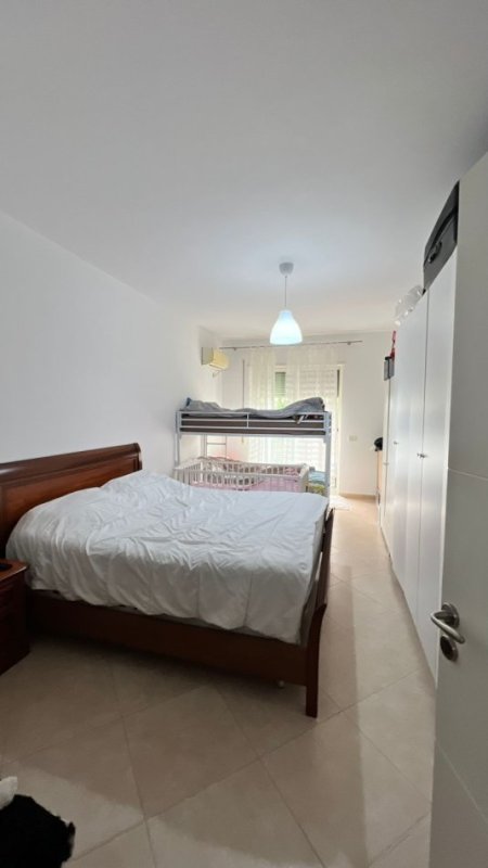 Tirane, shitet apartament 1+1 Kati 1, 82 m² 98.000 € (Fresku)