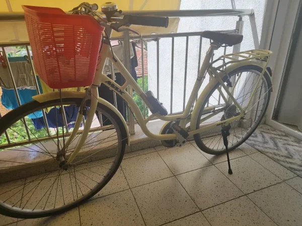 Tirane, shes biciklete e verdhë 180 €