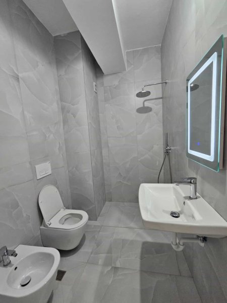 Tirane, jepet me qera apartament 1+1+Ballkon Kati 7, 62 m² 450 € (Kompleksi Kaimi)