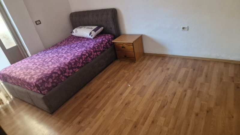 Tirane, jepet me qera apartament 3+1+Ballkon Kati 3, 114 m² 400 € (ne rrugen Jordan Misja Tirane.)