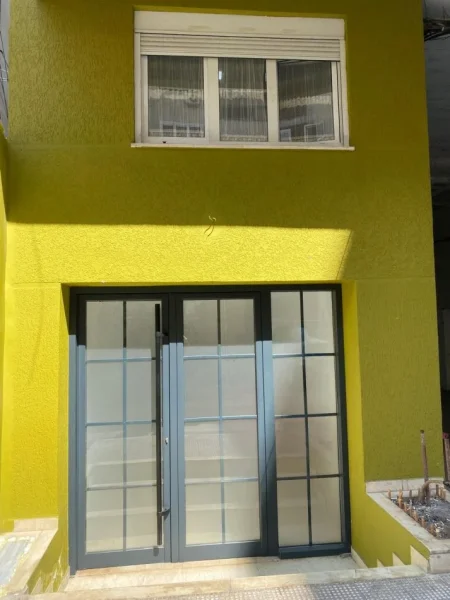 Ambient Biznesi me Qira mbrapa Muzeut Kombetar