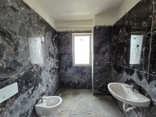 Tirane, shitet apartament 3+1+Ballkon Kati 8, 144 m² 223.500 € 