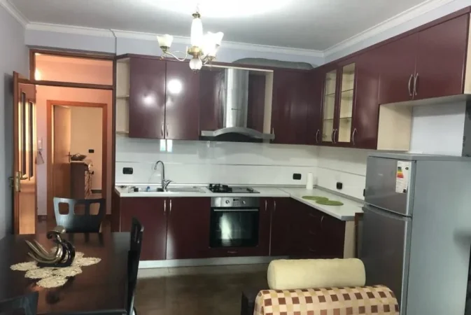 Tirane, jepet me qera apartament 2+1+Ballkon Kati 5, 90 m² 650 € (RRUGA E DIBRES)