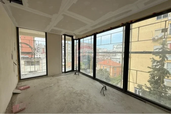 Tirane, shes apartament 2+1+Ballkon , 105 m² 