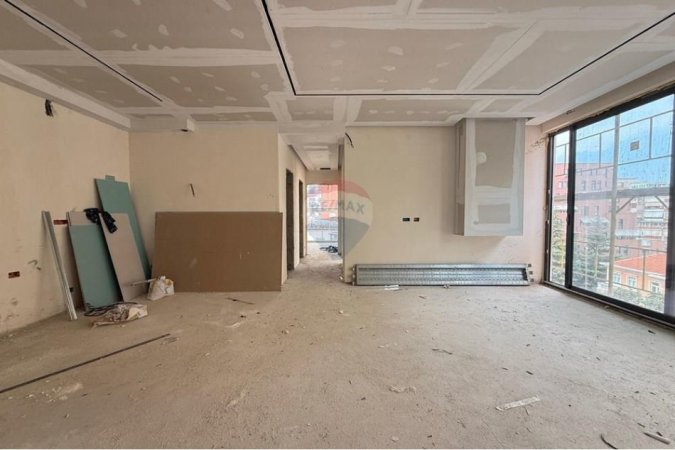 Tirane, shes apartament 2+1+Ballkon , 105 m² 