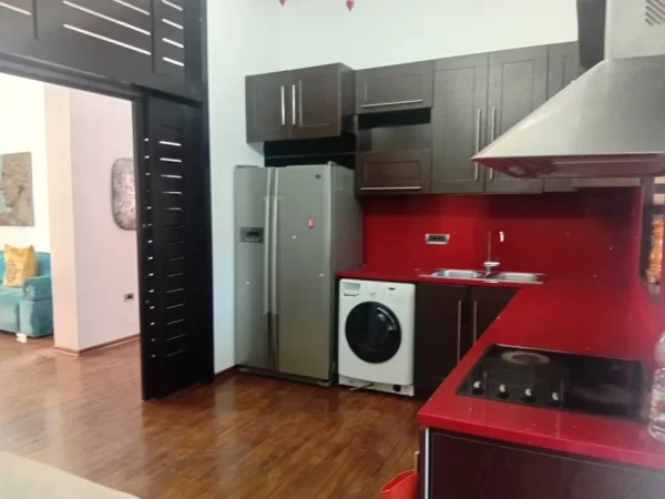Tirane, jepet me qera apartament 2+1+Ballkon Kati 3, 120 m² 1.200 € (rruga e barrikadave)
