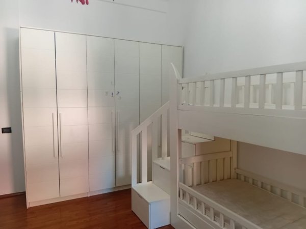 Tirane, jepet me qera apartament 2+1+Ballkon Kati 3, 120 m² 1.200 € (rruga e barrikadave)