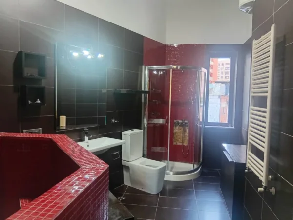 Tirane, jepet me qera apartament 2+1+Ballkon Kati 3, 120 m² 1.200 € (rruga e barrikadave)