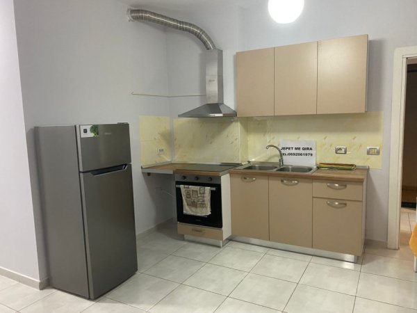 Tirane, jepet me qera apartament 3+1+Ballkon Kati 2, 120 m² 500 € (tek restorant Fresku Tirane)
