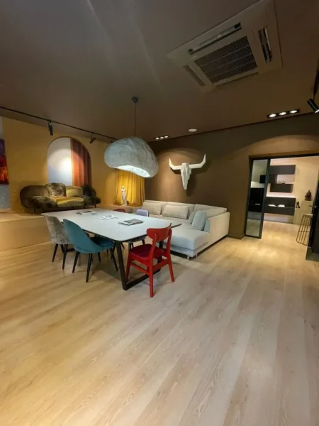 Tirane, jepet me qera ambjent biznesi Kati 2, 100 m² 2.000 € (rruga vaso pasha)