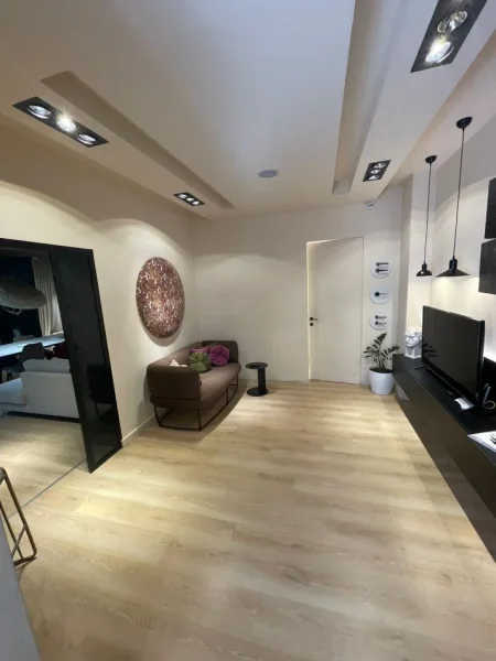 Tirane, jepet me qera ambjent biznesi Kati 2, 100 m² 2.000 € (rruga vaso pasha)