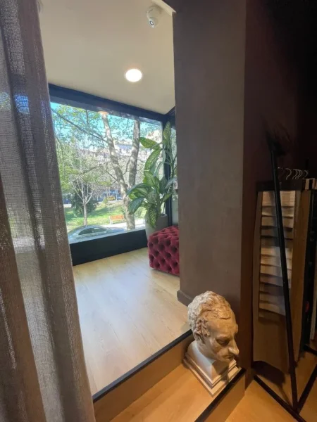 Tirane, jepet me qera ambjent biznesi Kati 2, 100 m² 2.000 € (rruga vaso pasha)