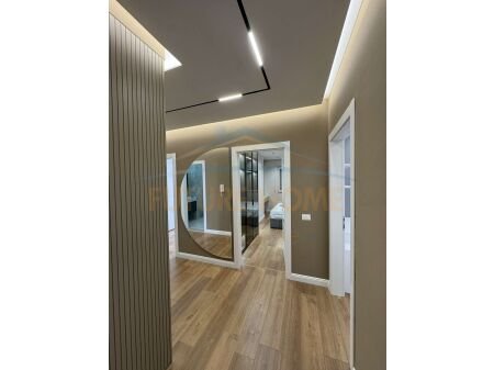 Tirane, jepet me qera apartament 3+1 Kati 5, 120 m² 700 € 
