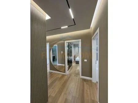 Tirane, jepet me qera apartament 3+1 Kati 5, 120 m² 700 € 