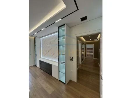 Tirane, jepet me qera apartament 3+1 Kati 5, 120 m² 700 € 