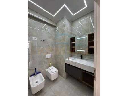 Tirane, jepet me qera apartament 3+1 Kati 5, 120 m² 700 € 