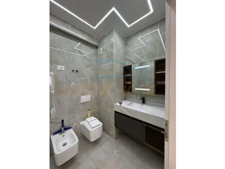 Tirane, jepet me qera apartament 3+1 Kati 5, 120 m² 700 € 