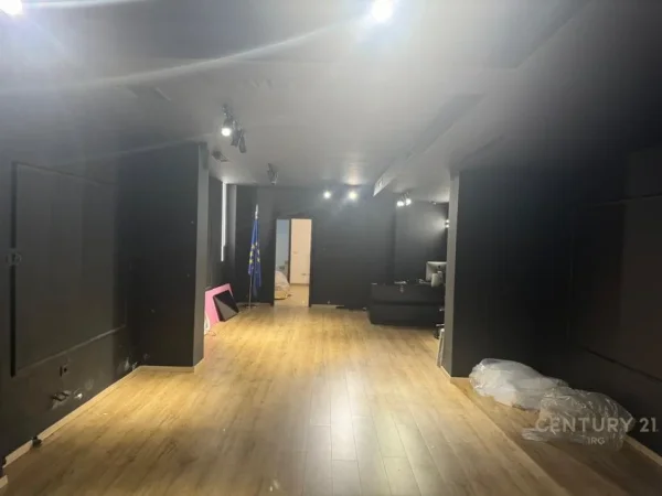 Tirane, jepet me qera ambjent biznesi Kati 0, 117 m² 1.500 € (Ekspozita)