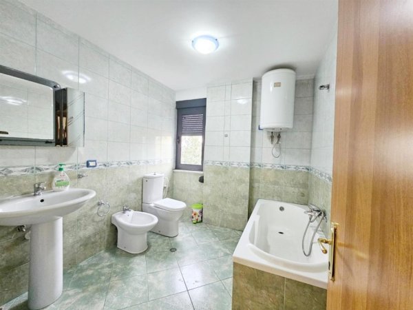 Tirane, jepet me qera apartament 3+1 Kati 4, 1.000 € 