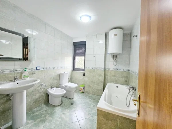 Tirane, jepet me qera apartament 3+1 Kati 4, 1.000 € 