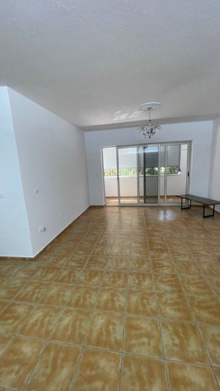 Tirane, jepet me qera apartament 1+1+Ballkon Kati 1, 80 m² 430 € (Komuna e Parisit)