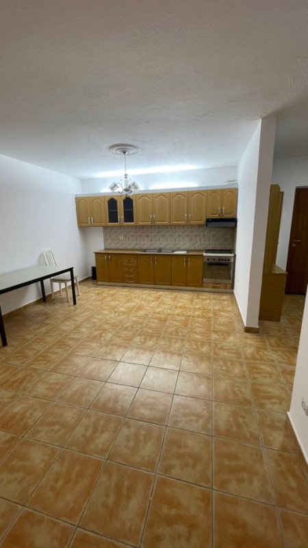 Tirane, jepet me qera apartament 1+1+Ballkon Kati 1, 80 m² 430 € (Komuna e Parisit)