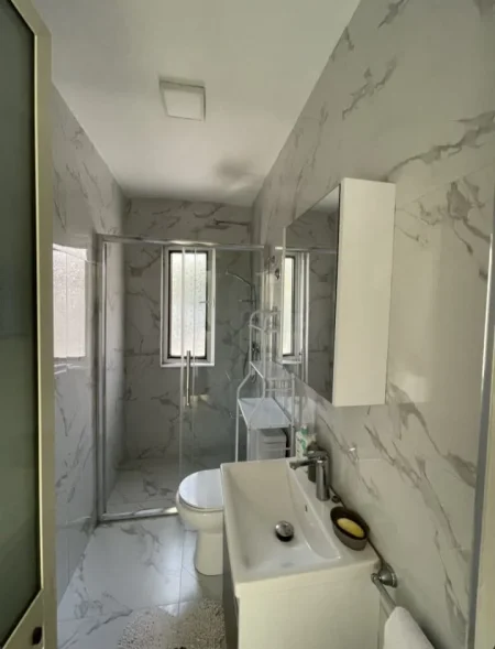 Tirane, jepet me qera apartament 1+1 Kati 1, 600 € 