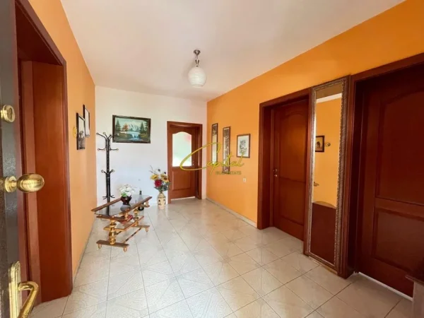 Tirane, jepet me qera apartament 2+1 Kati 2, 140 m² 500 € (ISH TREGU ELEKTRIK)