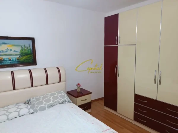 Tirane, jepet me qera apartament 2+1 Kati 2, 140 m² 500 € (ISH TREGU ELEKTRIK)