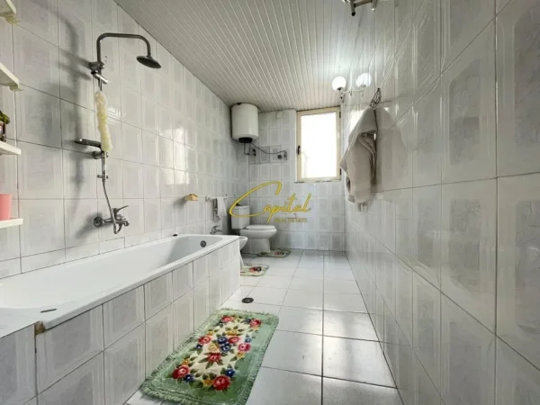 Tirane, jepet me qera apartament 2+1 Kati 2, 140 m² 500 € (ISH TREGU ELEKTRIK)