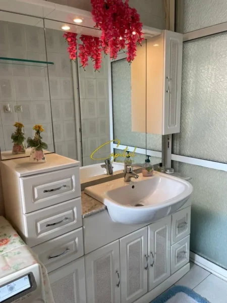 Tirane, jepet me qera apartament 2+1 Kati 2, 140 m² 500 € (ISH TREGU ELEKTRIK)