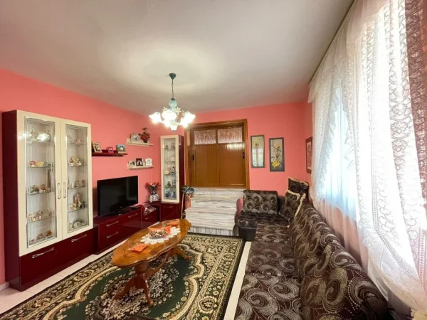 Tirane, jepet me qera apartament 2+1 Kati 2, 140 m² 500 € (TREGU ELEKTRIK)
