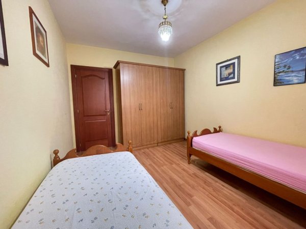 Tirane, jepet me qera apartament 2+1 Kati 2, 140 m² 500 € (TREGU ELEKTRIK)