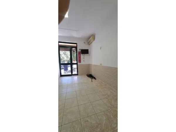 Tirane, jepet me qera ambjent biznesi Kati 0, 17 m² 300 € 