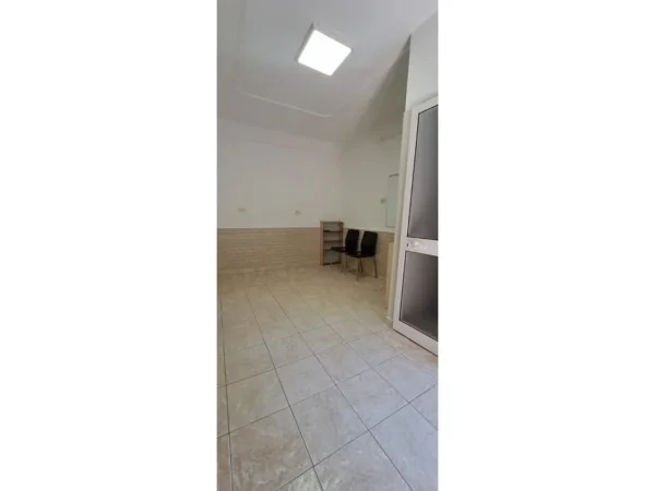 Tirane, jepet me qera ambjent biznesi Kati 0, 17 m² 300 € 