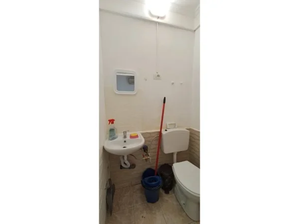 Tirane, jepet me qera ambjent biznesi Kati 0, 17 m² 300 € 