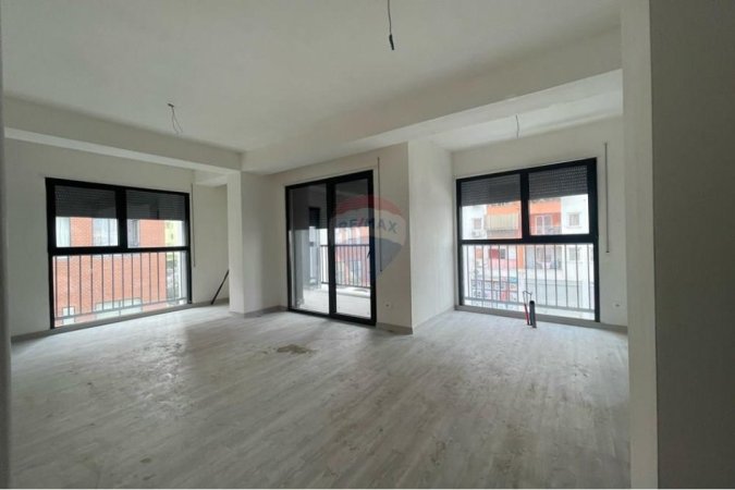 Tirane, shes apartament 3+1+Aneks+Ballkon Kati 1, 148 m² 250.000 € (bulevardi i ri)