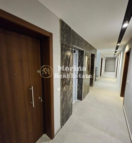 Tirane, jepet me qera ambjent biznesi Kati 2, 56 m² (Pazari i Ri)